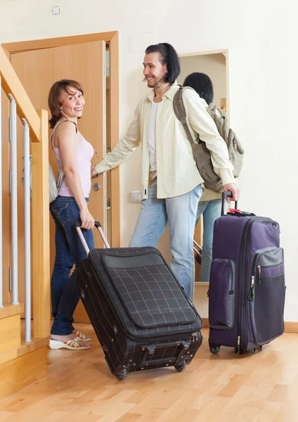 Paar mit Gepäck in den Urlaub — Stockfoto