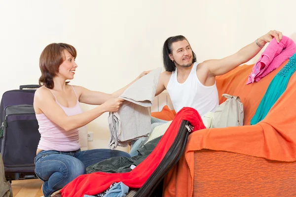 Tourists packing luggage — Stock Photo, Image