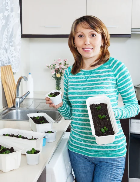 実生植物と笑顔の女性 — ストック写真