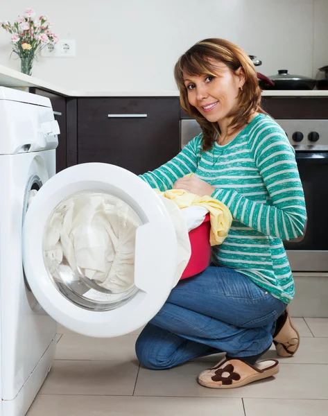 Feliz dona de casa usando máquina de lavar roupa — Fotografia de Stock