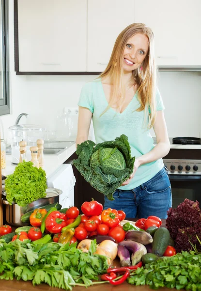 Vacker kvinna med råa grönsaker — Stockfoto