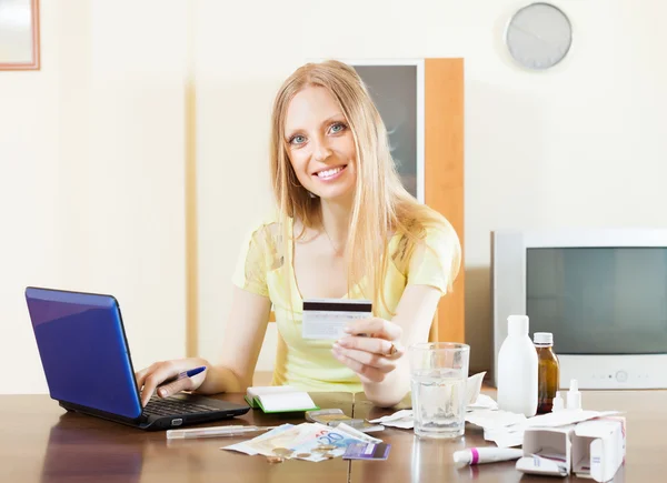 Oman med laptop betala för mediciner — Stockfoto