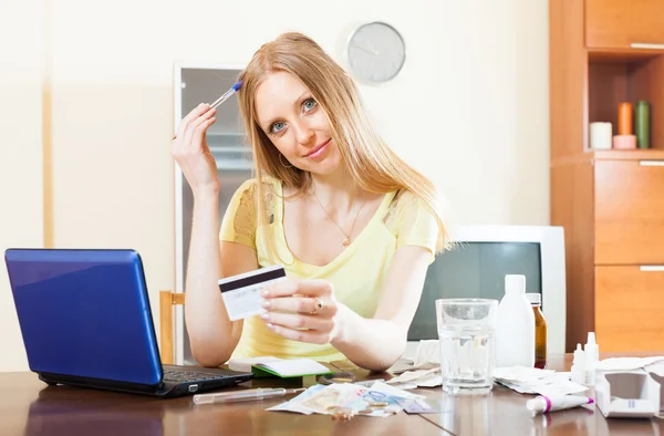 Mujer comprar medicamentos en línea — Foto de Stock
