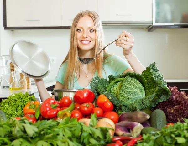 Mulher cozinhar com concha de sopa — Fotografia de Stock