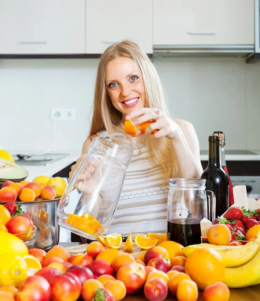 Jente som lager drikkevarer med frukt – stockfoto