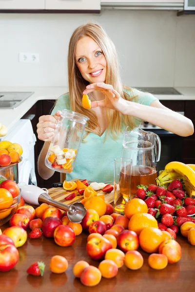 Frau macht Getränke aus Früchten — Stockfoto