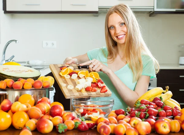 Mujer haciendo ensalada de frutas — Foto de Stock
