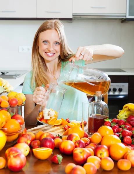 Girl pouring fresh beverages — Stock Photo, Image