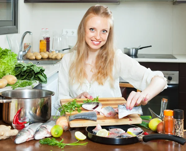 Woman putting the pieces of fish — Stock Photo, Image