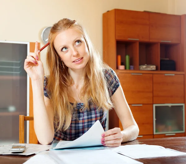 Woman reading finansiella dokument — Stockfoto