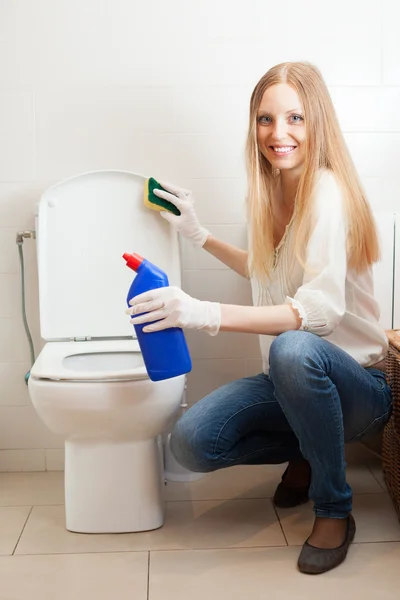 Huisvrouw schoonmaak wc-pot — Stockfoto