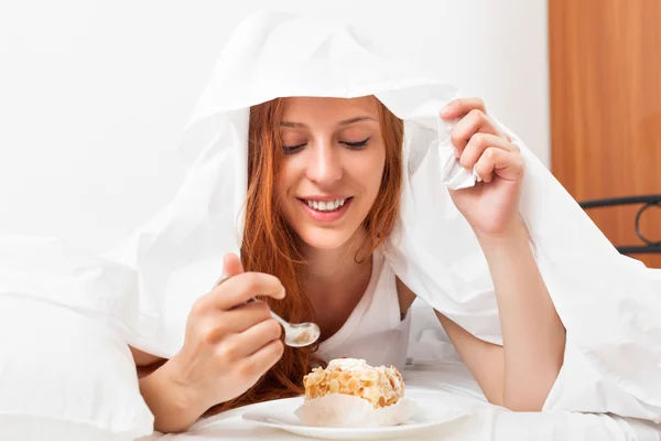 Woman eating sweet cake — Stock Photo, Image