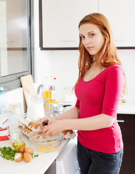 Lachende vrouw omelet maken — Stockfoto