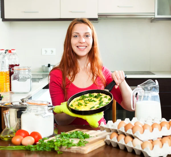 Woman  with  scrambled eggs — Stock Photo, Image