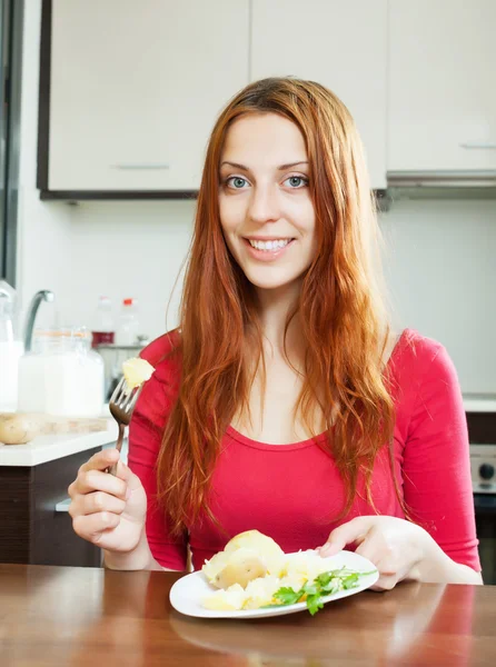 Mujer comiendo patatas — Foto de Stock