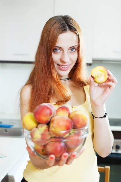 Woman holding peaches — Stock Photo, Image