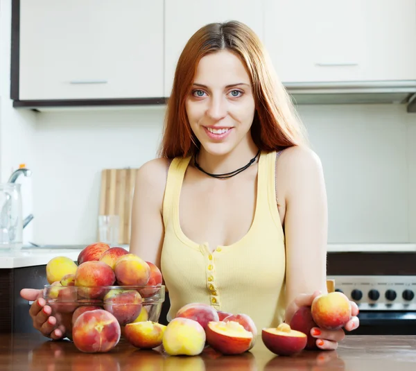 Pelo largoMujer feliz con melocotones — Foto de Stock