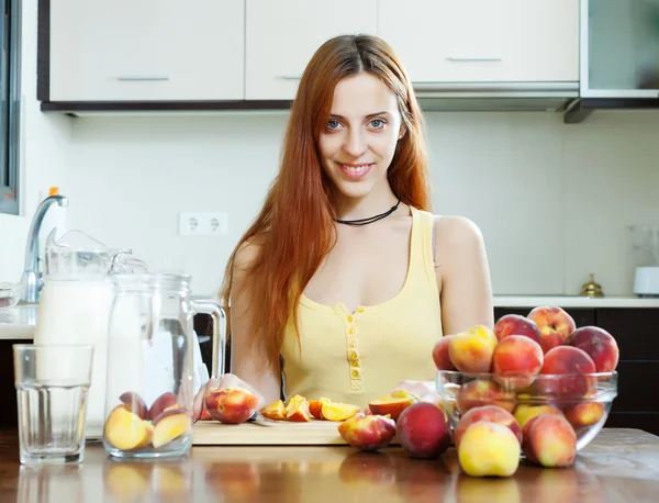Woman cooking beverages with peaches — Stock Photo, Image