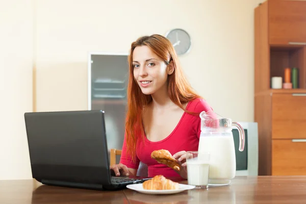 Frau benutzt Laptop — Stockfoto