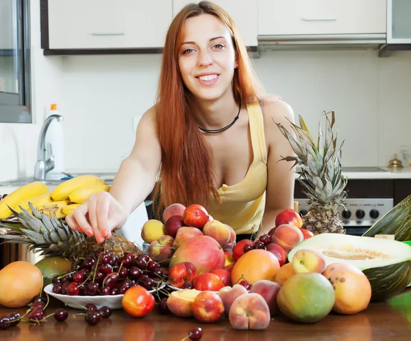 Chica con frutas maduras — Foto de Stock