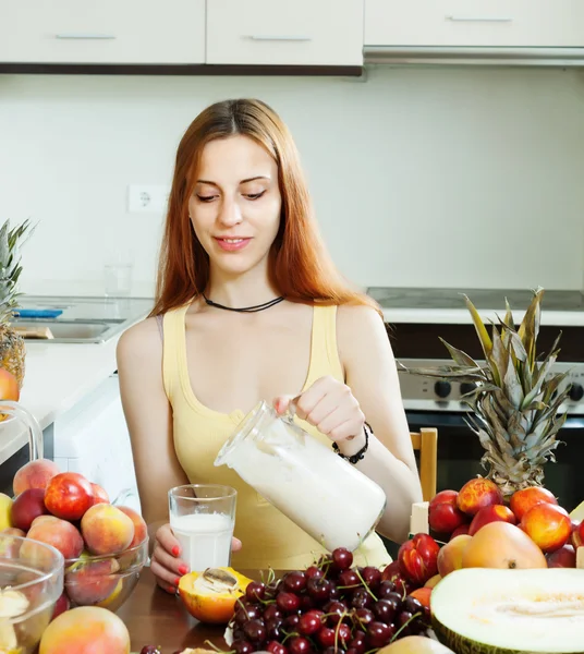 Donna allegra che beve latte — Foto Stock