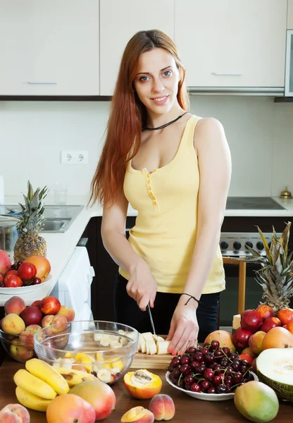 Woman making chopped fruit salad — Stock Photo, Image