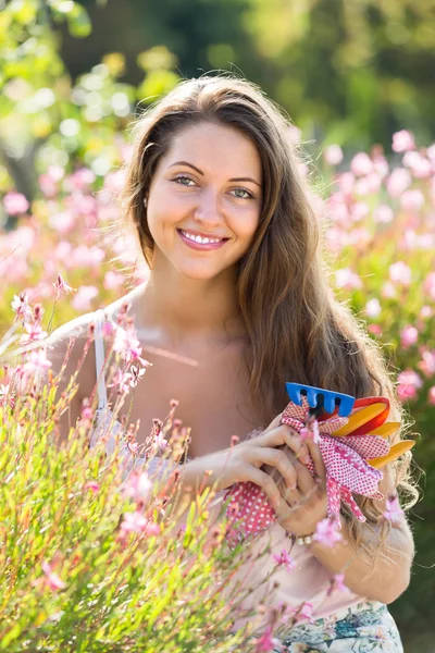 Χαμογελαστό κορίτσι στον κήπο — Φωτογραφία Αρχείου