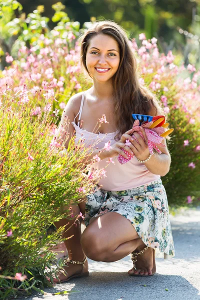 Vrouwelijke bloemist in zomertuin — Stockfoto