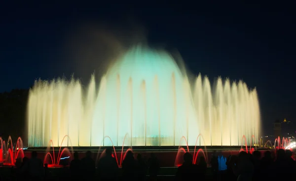 Vista serale alla fontana colorata Montjuic — Foto Stock
