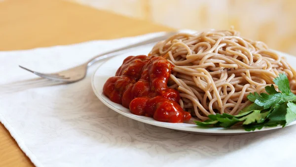 Buckwheat  pasta with ketchup — Stock Photo, Image