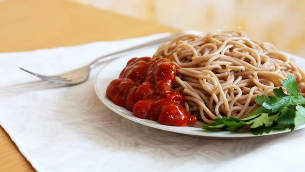 Pasta di grano saraceno con ketchup — Foto Stock