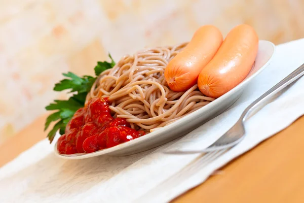 Macarrão de espaguete com salsichas e captação de tomate — Fotografia de Stock