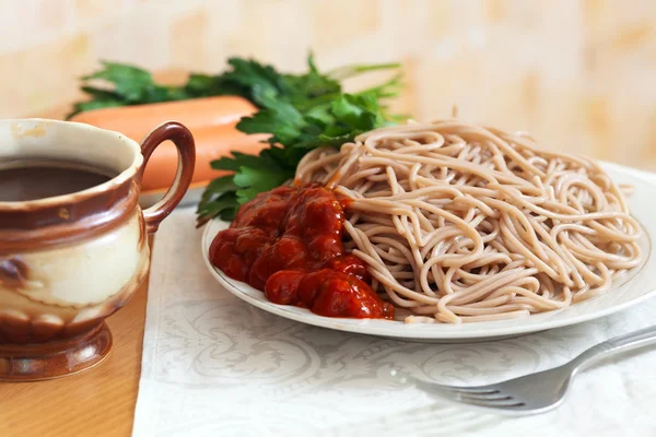 Spaghetti con ketchup e salsicce — Foto Stock