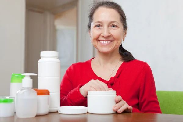 Mujer haciendo máscara cosmética —  Fotos de Stock