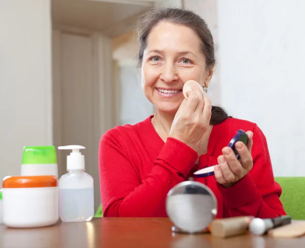 Vrouw zetten facepowder op haar gezicht — Stockfoto