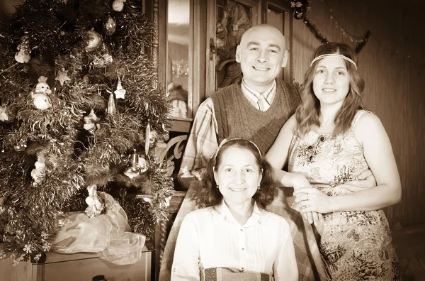 Casal visitando mãe para o Natal — Fotografia de Stock