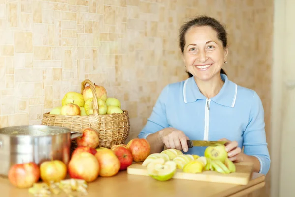 Kobieta kawałki jabłka na Dżem jabłkowy — Zdjęcie stockowe