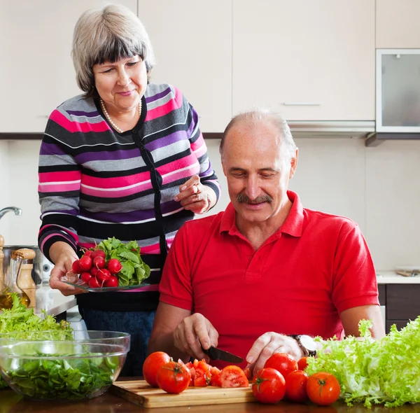 Älteres Ehepaar kocht mit Gemüse — Stockfoto