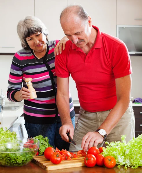 Liebendes reifes Paar schneidet Gemüse — Stockfoto