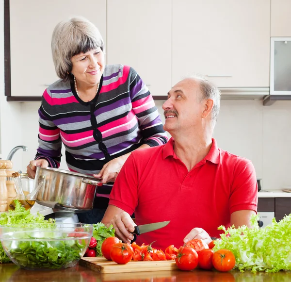 Pareja de cocina en casa — Foto de Stock