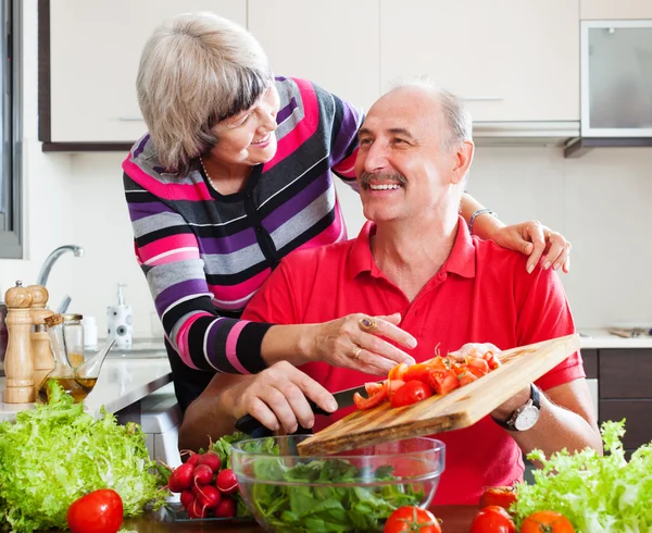 Happy loving elderly couple in kitchen — Stock Photo, Image