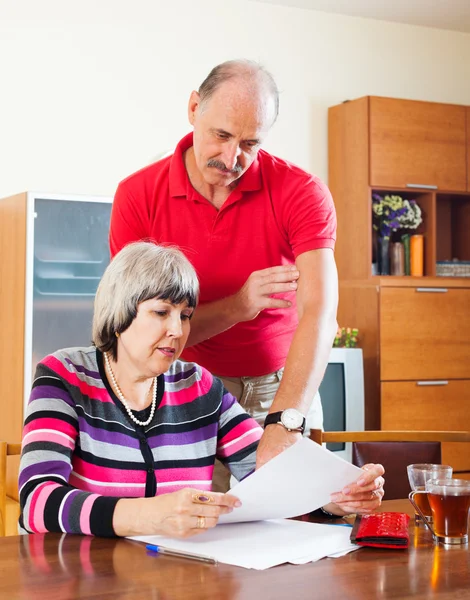 Coppia matura calcolando il bilancio familiare — Foto Stock