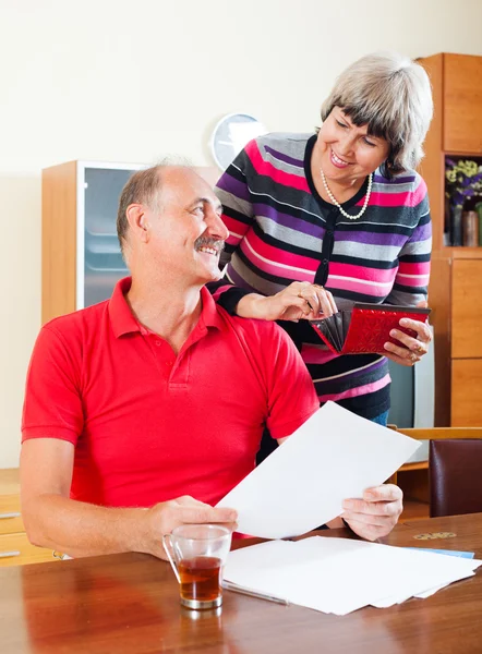 Familie med finansielle dokumenter - Stock-foto