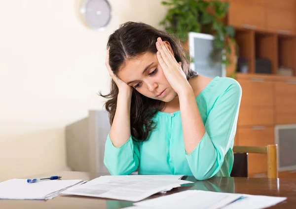 Mujer infeliz calculando casa — Foto de Stock