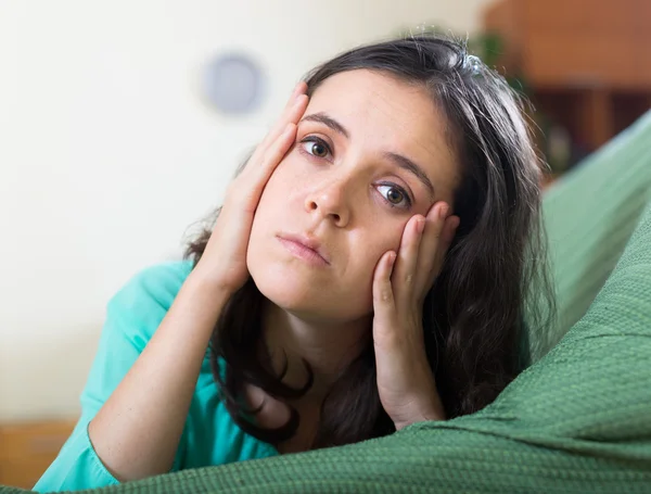 Gedeprimeerde huilende vrouw thuis — Stockfoto