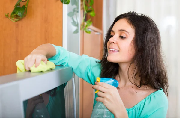 Brunette woman cleaning TV — Stock Photo, Image