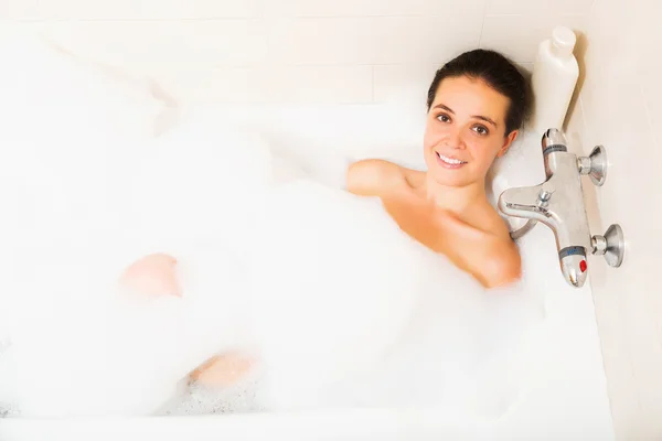 Mädchen liegt in Badewanne — Stockfoto