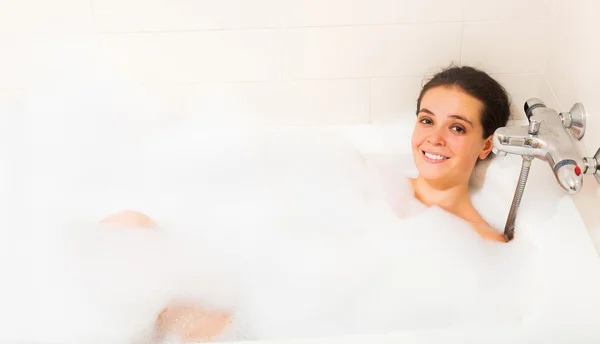 Sonriente chica tendida en el baño —  Fotos de Stock