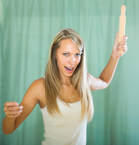 Arg kvinna med rullande stift i hand — Stockfoto