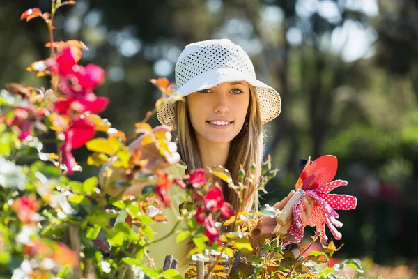 Mulher feliz no quintal jardinagem — Fotografia de Stock